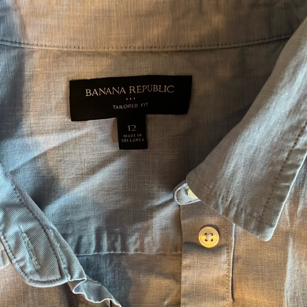 Banana republic size 12 fitted tuxedo style shirt. Worn maybe once.